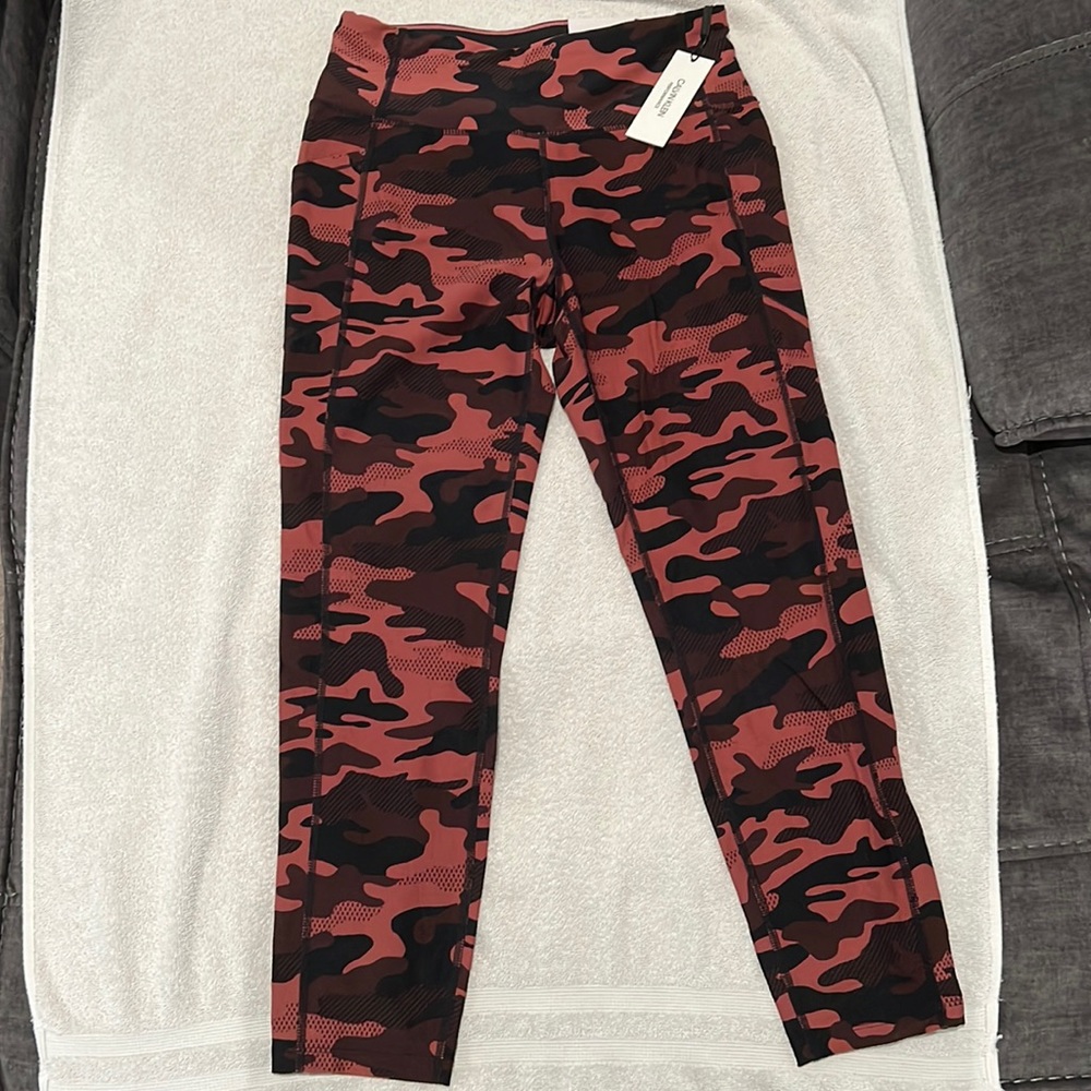 Women’s size medium Calvin Klein performance 7/8 leggings. Never worn w/tags.